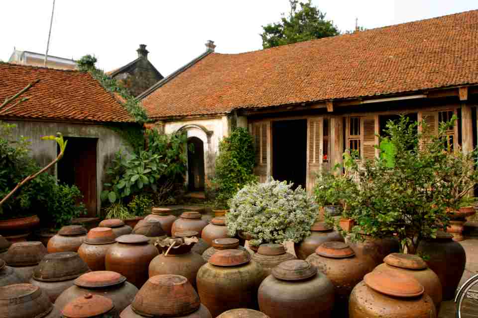 Hanoi Motorbike Tour to Duong Lam Village, Thay & Tay Phuong Pagodas