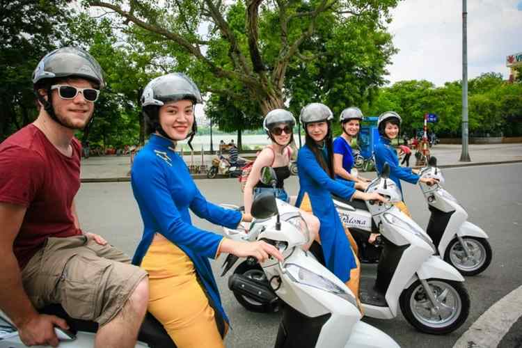 DAYLIGHT HANOI MOTORBIKE TOUR FOR FOODS AND SIGHTSEEINGS