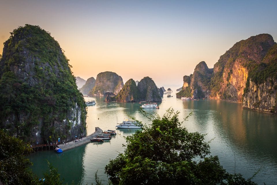 HANOI MOTORBIKE TOUR TO HA LONG BAY WITH OVERNIGHT ON CRUISE