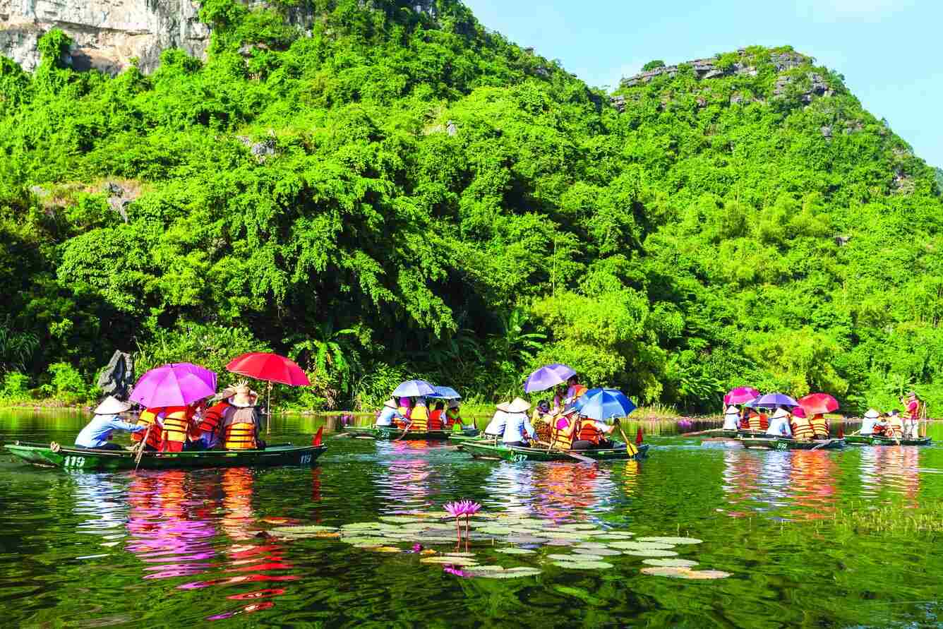 HANOI MOTORBIKE TOUR TO PERFUME PAGODA FOR 1 DAY