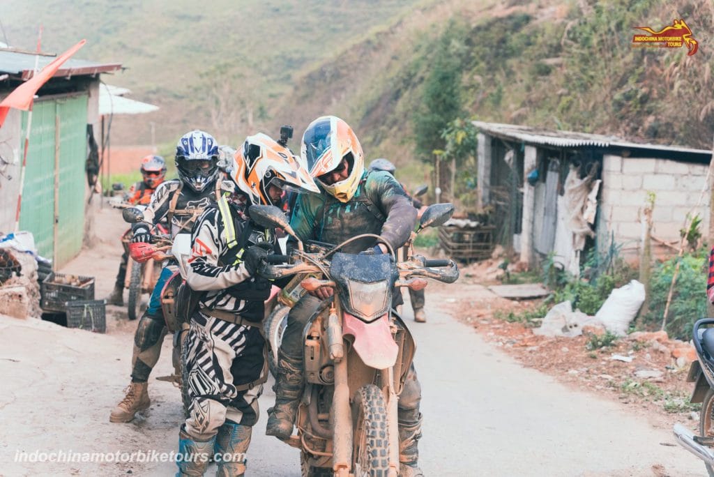 Let's see how to ride a manual motorbike