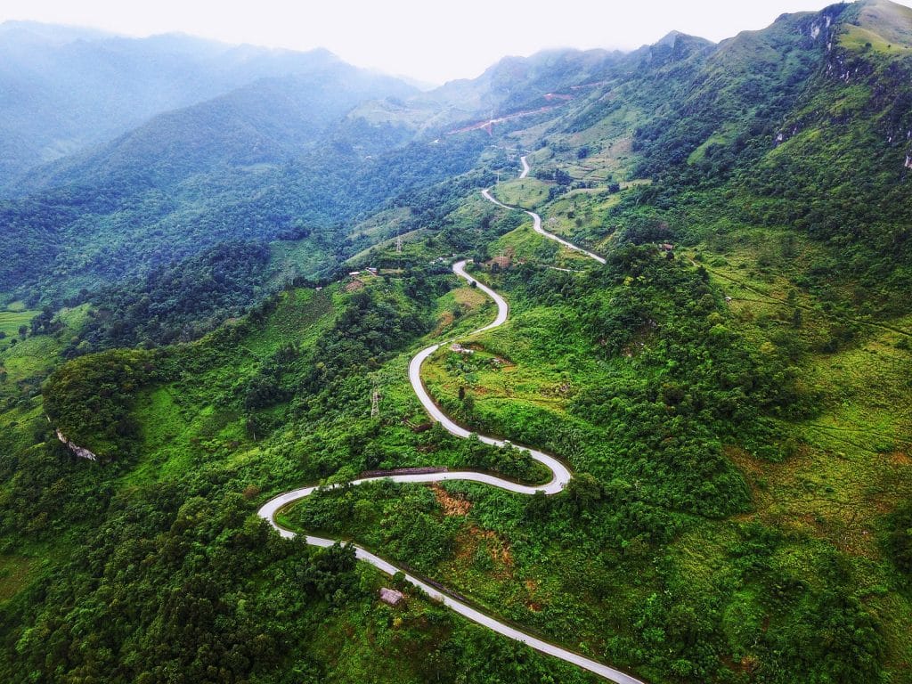 The zigzag road lead to Ban Gioc waterfall