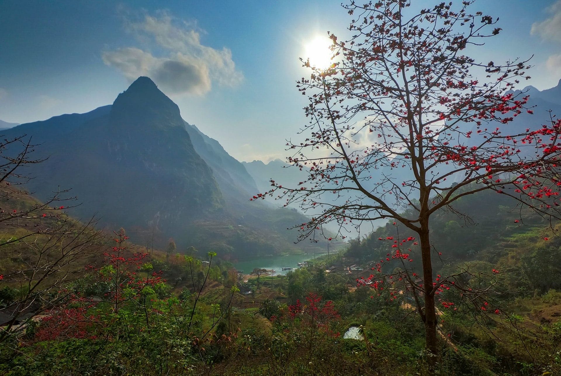 Ha Giang Loop Motorbike Tour via Du Gia, Dong Van, Meo Vac, Yen Minh